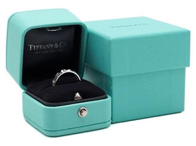 Tiffany & Co Anello True Narrow in oro bianco - vista 6