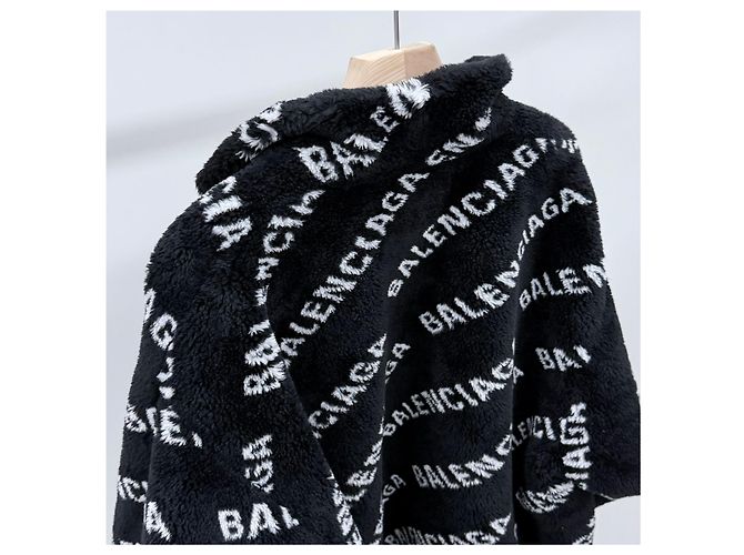 Balenciaga Oversized Shearling Fleece Jacke mit Multi-Logo - Ansicht 5