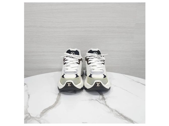 Louis Vuitton Sneakers Run White Monogram - vista 2
