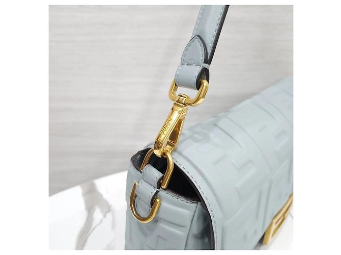 Fendi Borsa a Spalla Baguette Medium in Pelle Nappa Goffrata Blu - vista 5