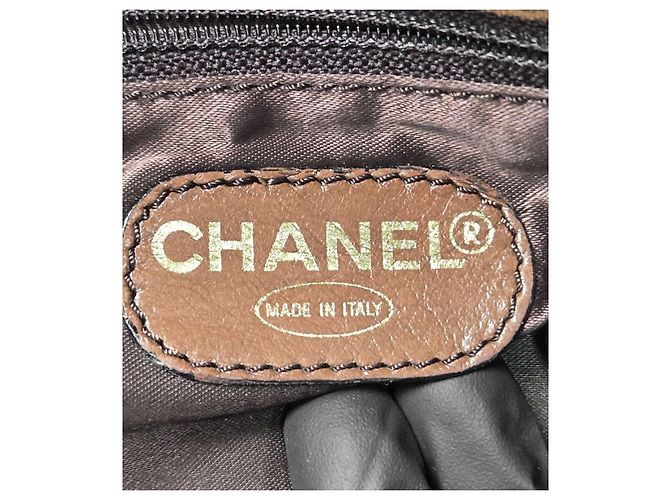Chanel Borsa a tracolla con patta e nappa Big CC in camoscio marrone - vista 12