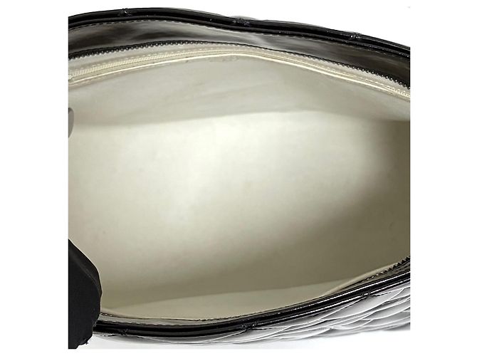 Chanel Lackleder Shopper mit Münz-Medaillon Schwarz - Ansicht 12
