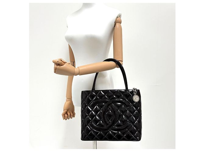 Chanel Lackleder Shopper mit Münz-Medaillon Schwarz - Ansicht 2