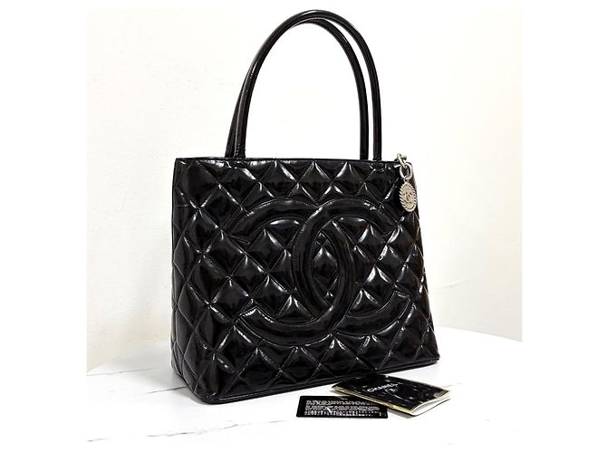Chanel Lackleder Shopper mit Münz-Medaillon Schwarz - Ansicht 3