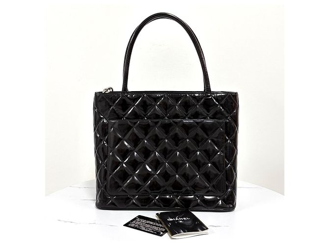 Chanel Lackleder Shopper mit Münz-Medaillon Schwarz - Ansicht 4