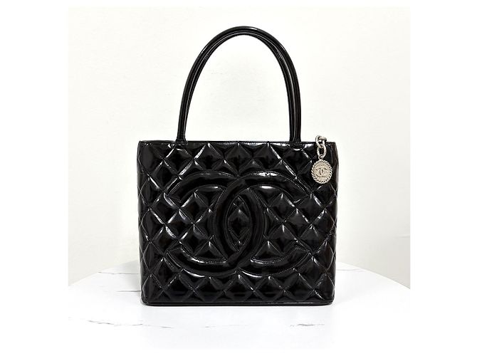 Chanel Lackleder Shopper mit Münz-Medaillon Schwarz - Ansicht 5