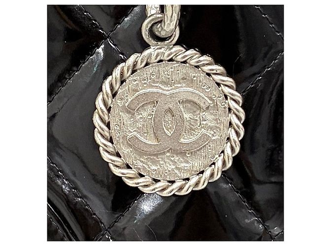 Chanel Lackleder Shopper mit Münz-Medaillon Schwarz - Ansicht 7