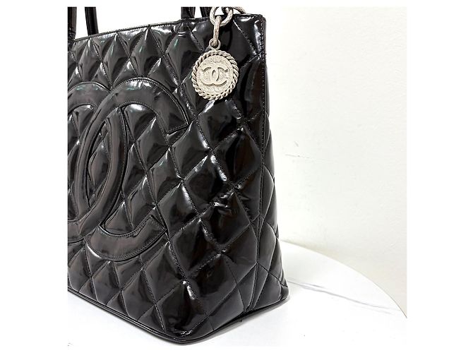 Chanel Lackleder Shopper mit Münz-Medaillon Schwarz - Ansicht 8