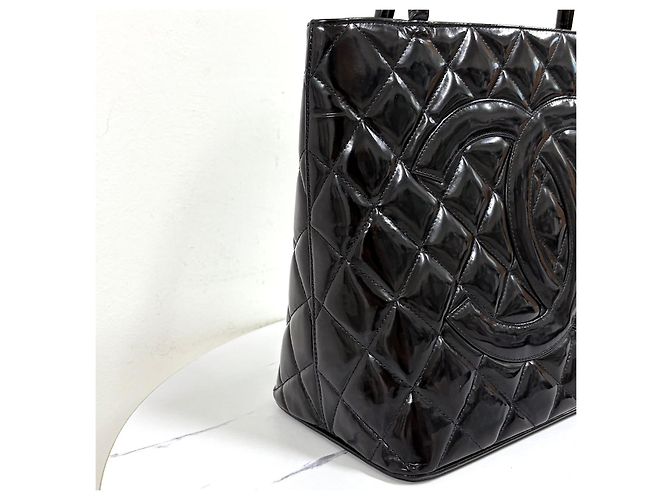 Chanel Lackleder Shopper mit Münz-Medaillon Schwarz - Ansicht 9
