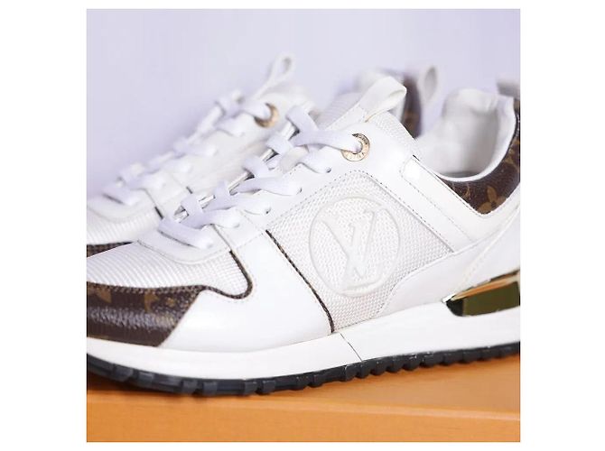 Louis Vuitton Sneakers Runaway Gold - vista 3