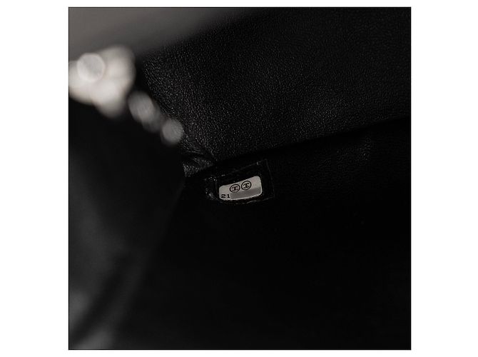 CHANEL - Borsa a tracolla Classique/Timeless Elementary Chic Flap in pelle liscia nera - vista 10