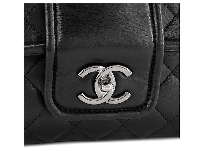 CHANEL - Borsa a tracolla Classique/Timeless Elementary Chic Flap in pelle liscia nera - vista 5