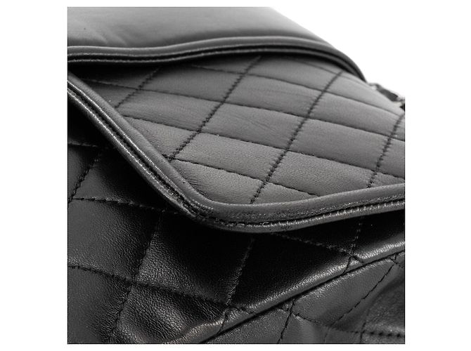 CHANEL - Borsa a tracolla Classique/Timeless Elementary Chic Flap in pelle liscia nera - vista 6