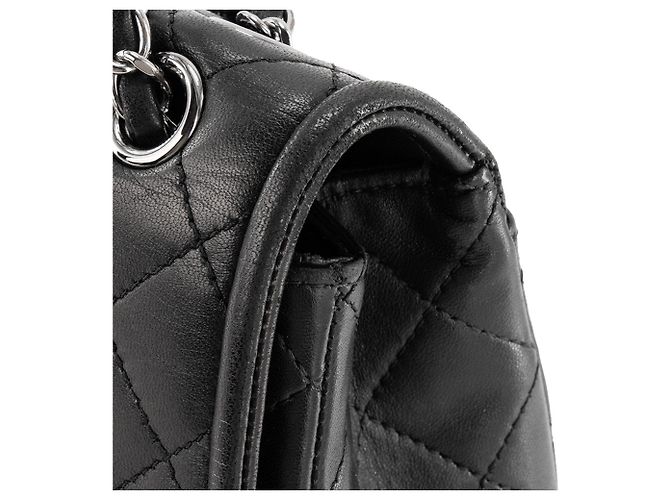 CHANEL - Borsa a tracolla Classique/Timeless Elementary Chic Flap in pelle liscia nera - vista 7