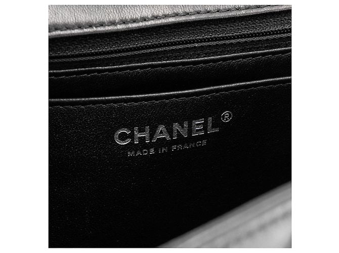 CHANEL - Borsa a tracolla Classique/Timeless Elementary Chic Flap in pelle liscia nera - vista 8