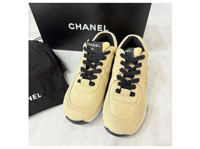 Chanel Sneakers in camoscio beige con logo CC - vista 2