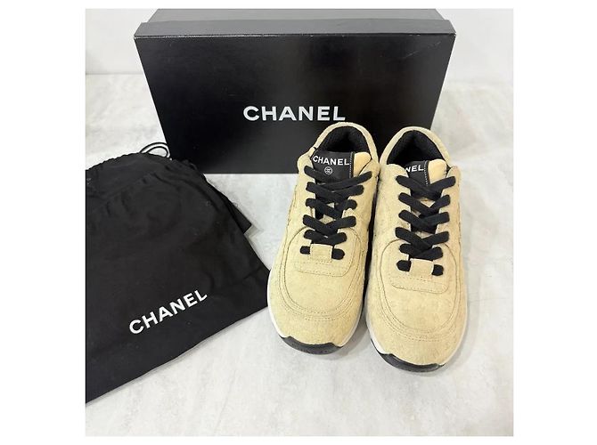 Chanel Sneakers in camoscio beige con logo CC - vista 3