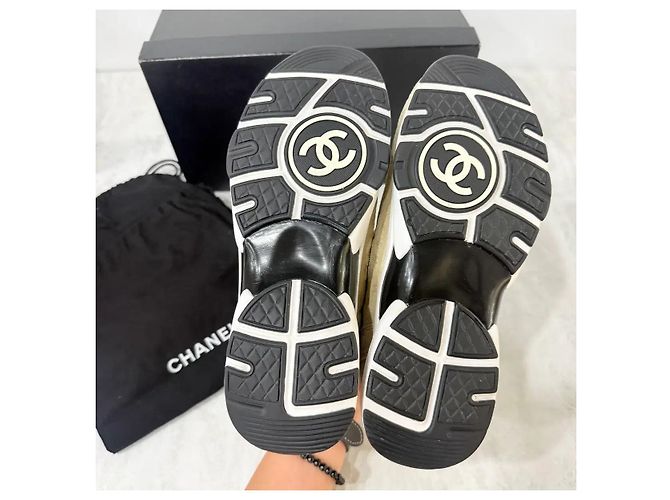 Chanel Sneakers in camoscio beige con logo CC - vista 6