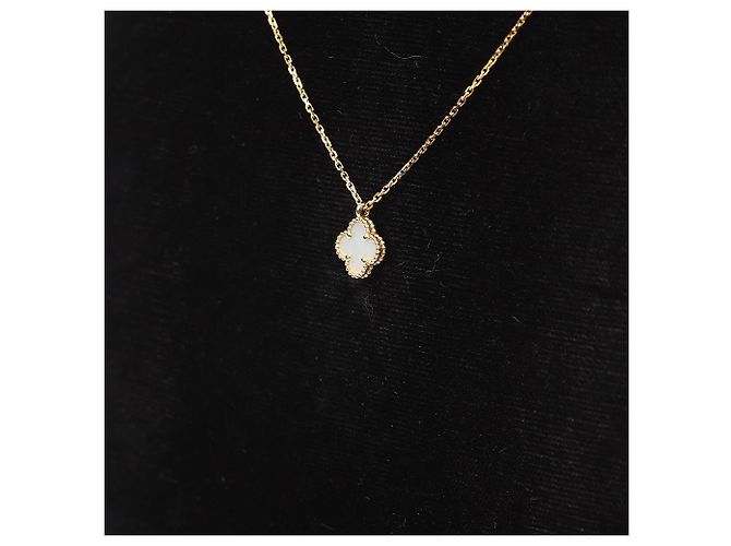 Van Cleef & Arpels Collana con pendente Alhambra Oro Giallo Madreperla - vista 4