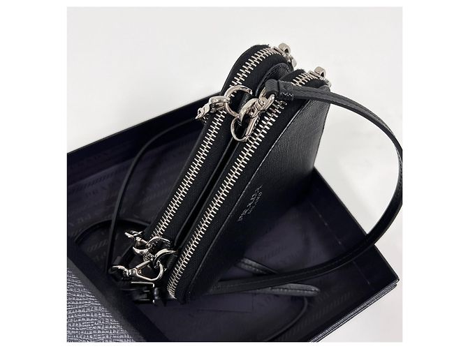 Prada Mini borsa a tracolla con catena Triangle in Saffiano Nero - vista 7
