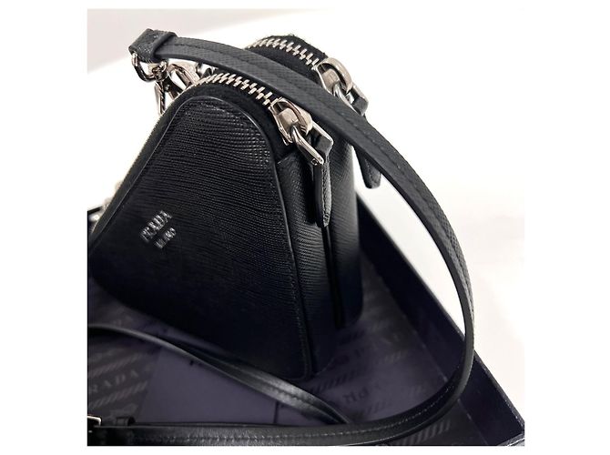 Prada Mini borsa a tracolla con catena Triangle in Saffiano Nero - vista 8