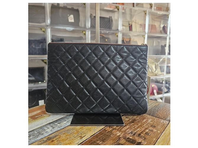 Clutch Chanel Caviar Nera in Pelle Oro - vista 2