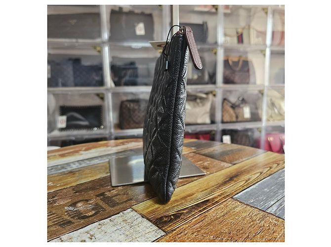 Clutch Chanel Caviar Nera in Pelle Oro - vista 3