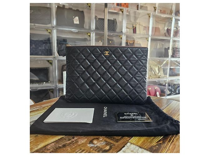 Clutch Chanel Caviar Nera in Pelle Oro - vista 9