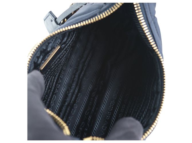 Prada Mini Bolsa Hobo Re-Edition em nylon acolchoado - vista 7