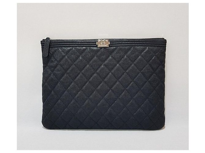 Chanel Boy Clutch Caviar New Medium Black Silver - vista 2