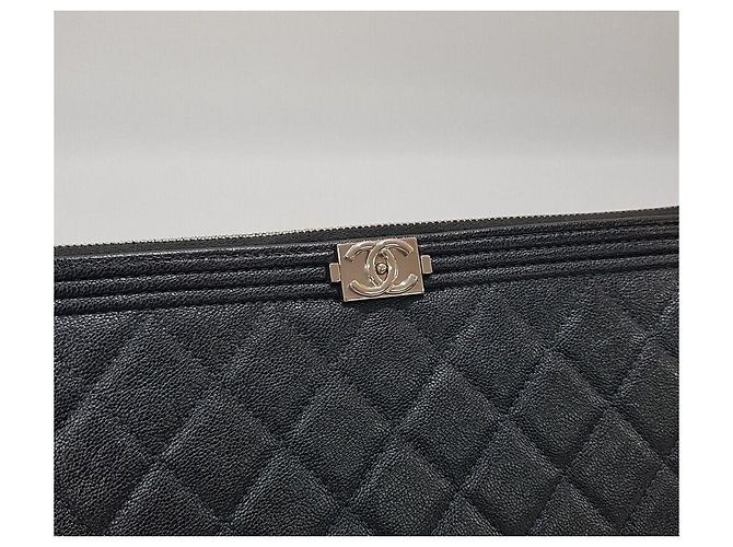 Chanel Boy Clutch Caviar New Medium Black Silver - vista 3