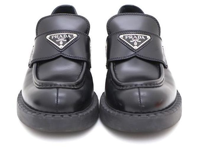 Prada Mocassini da donna in pelle nera spazzolata con logo triangolare - vista 2
