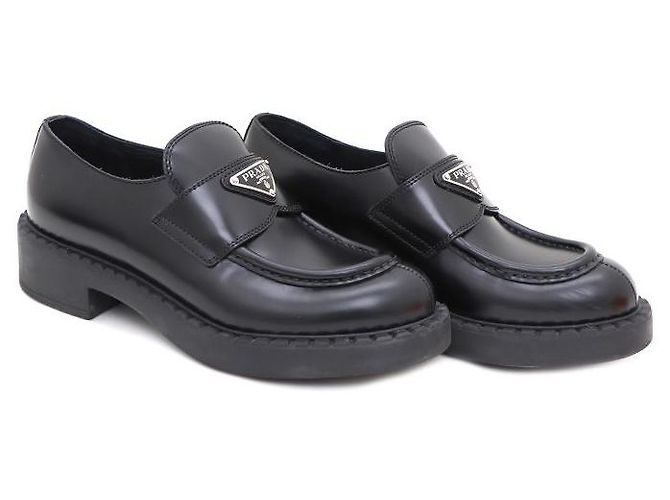 Prada Mocassini da donna in pelle nera spazzolata con logo triangolare - vista 3