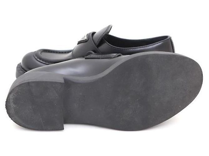 Prada Mocassini da donna in pelle nera spazzolata con logo triangolare - vista 5