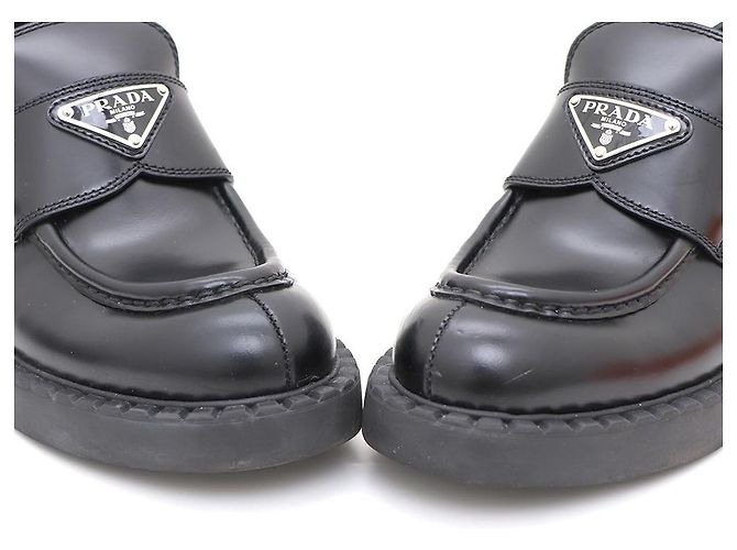 Prada Mocassini da donna in pelle nera spazzolata con logo triangolare - vista 6