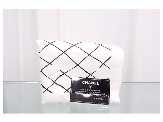 Chanel Clutch Pouch Large Classica in Caviar con Logo CC - vista 13