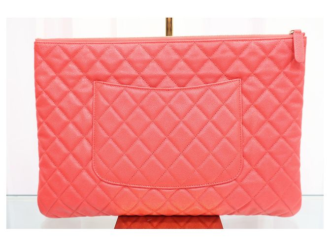 Chanel Clutch Pouch Large Classica in Caviar con Logo CC - vista 3