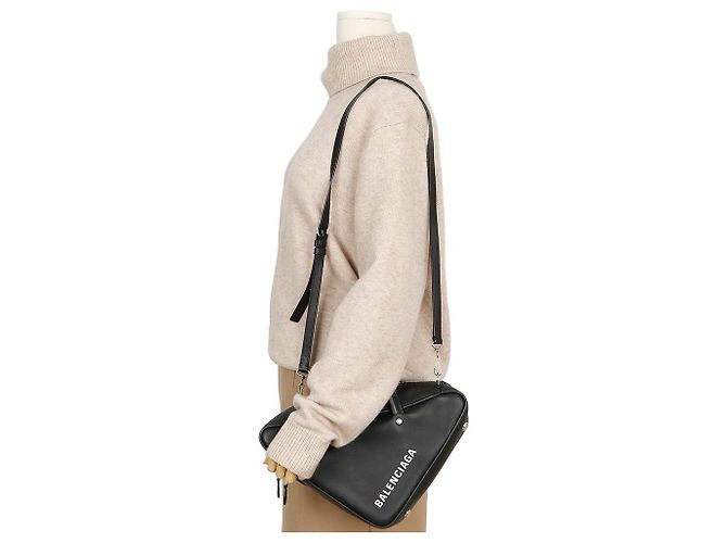 Balenciaga Borsa a tracolla Triangle Duffle in pelle Nero - vista 12