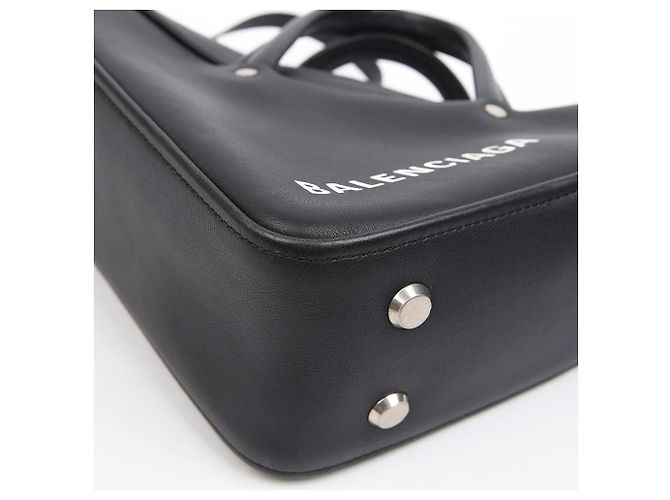 Balenciaga Borsa a tracolla Triangle Duffle in pelle Nero - vista 9