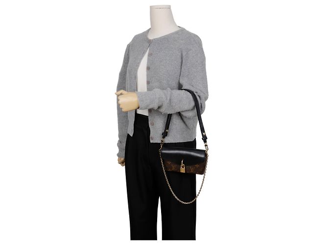 Louis Vuitton Borsa crossbody nera con lucchetto sulla tracolla - vista 10