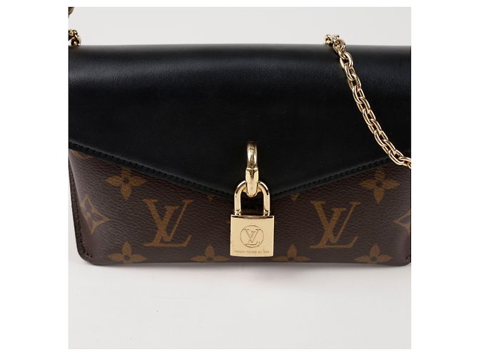 Louis Vuitton Borsa crossbody nera con lucchetto sulla tracolla - vista 2