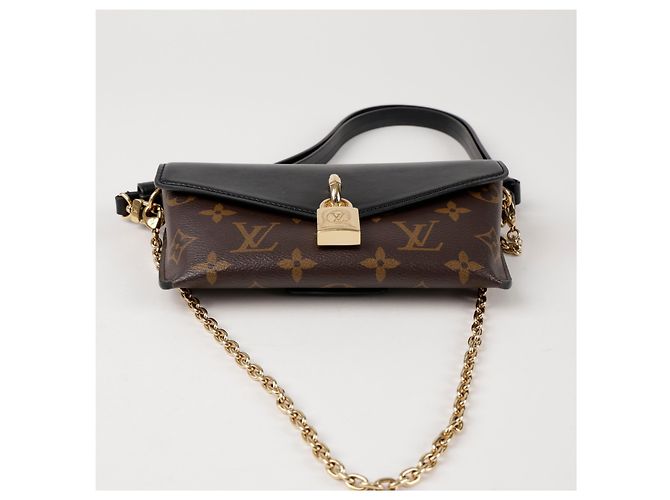 Louis Vuitton Borsa crossbody nera con lucchetto sulla tracolla - vista 6