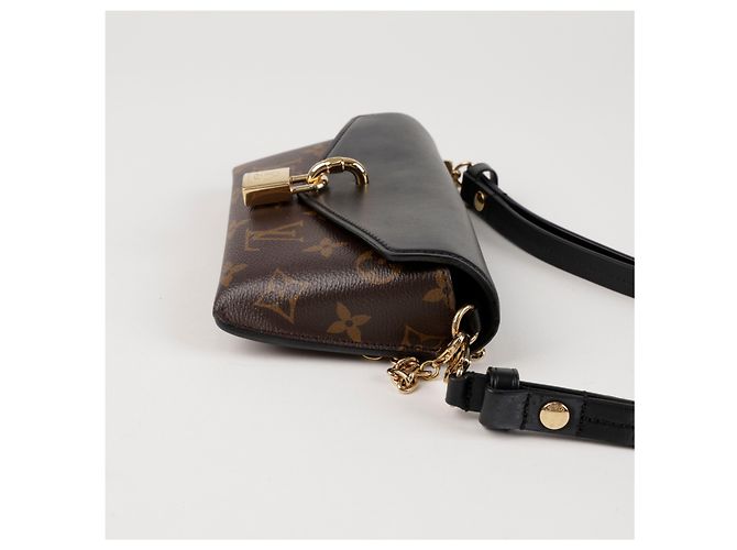 Louis Vuitton Borsa crossbody nera con lucchetto sulla tracolla - vista 7