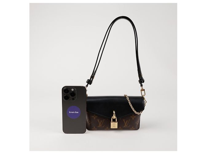 Louis Vuitton Borsa crossbody nera con lucchetto sulla tracolla - vista 8