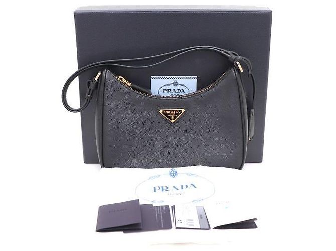 Prada Mini borsa tote e borsa a tracolla in pelle Saffiano nera con logo triangolo dorato e tracolla - vista 10