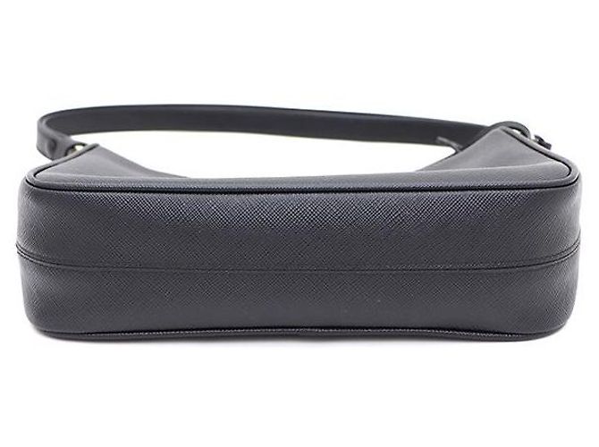 Prada Mini borsa tote e borsa a tracolla in pelle Saffiano nera con logo triangolo dorato e tracolla - vista 7