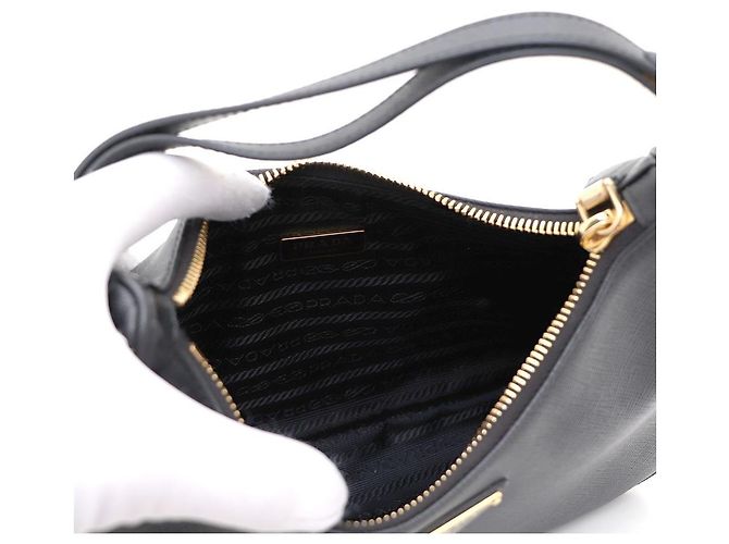 Prada Mini borsa tote e borsa a tracolla in pelle Saffiano nera con logo triangolo dorato e tracolla - vista 8
