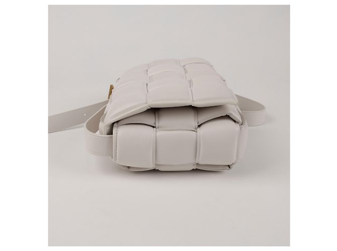 Bottega Veneta Bolsa crossbody acolchoada com fivela dourada - vista 12
