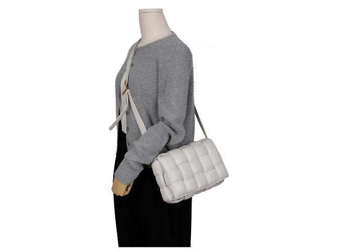 Bottega Veneta Bolsa crossbody acolchoada com fivela dourada - vista 17