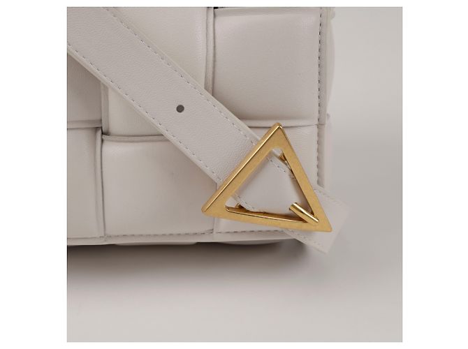 Bottega Veneta Bolsa crossbody acolchoada com fivela dourada - vista 2